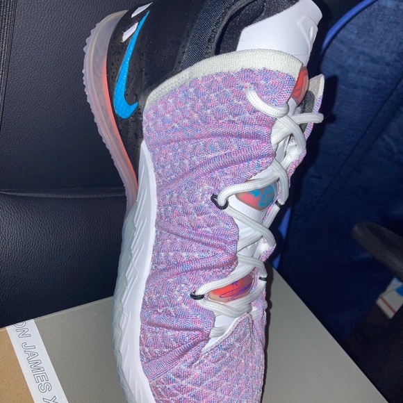 Lebron XVIII - Picture 4 of 4